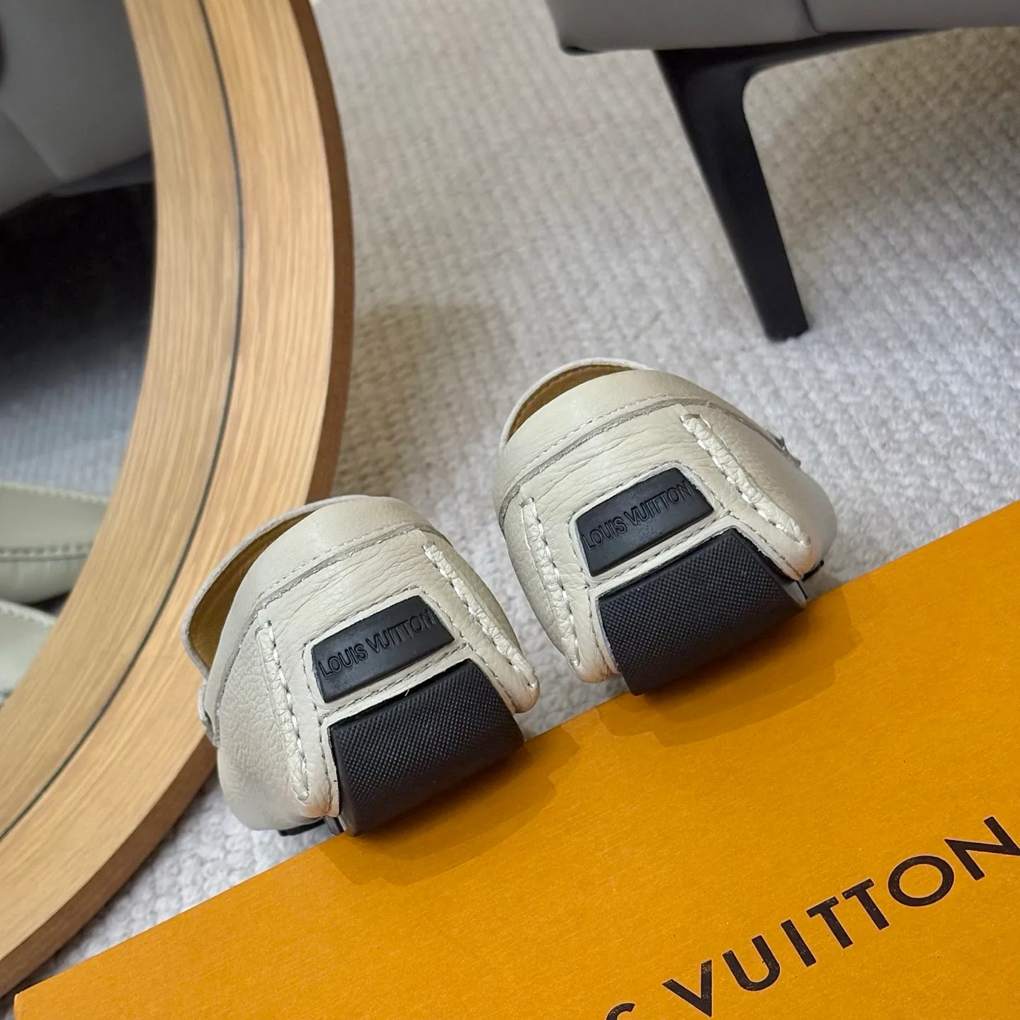 Men's men's shoes 💰420 (Yangli) LV 2⃣️0⃣️2⃣️5️⃣Spring and summer counter GLORIA series models ✈️Original factory special leather production, original last type. A classic driving slip-on casual shoe that shows an elegant style with exquisite craftsmanship details such as Monogram embossing all over the upper🌀Italian imported calfskin fabric Sheepskin foot pads➕Inside～Private mold replica sole Unique style Comfortable driving slip-on Size: 4-12 (38-46) Comes with [Counter packaging: original box, wrapping paper, card, instruction manual, shoehorn, cloth bag] No pressure to enter and leave the counter!